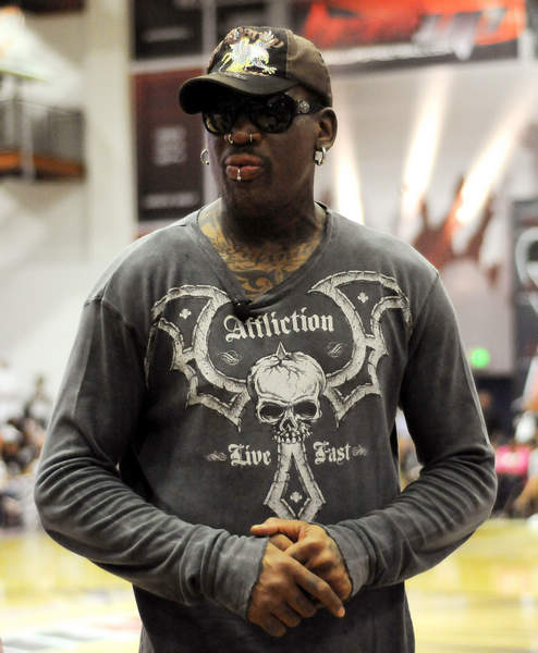 0-2大冷门！14亿豪门主场轰然倒下5轮1胜两大边后卫染红+中卫重伤