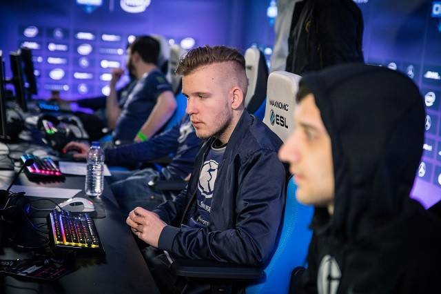 侧翼包夹与 侧翼包夹与